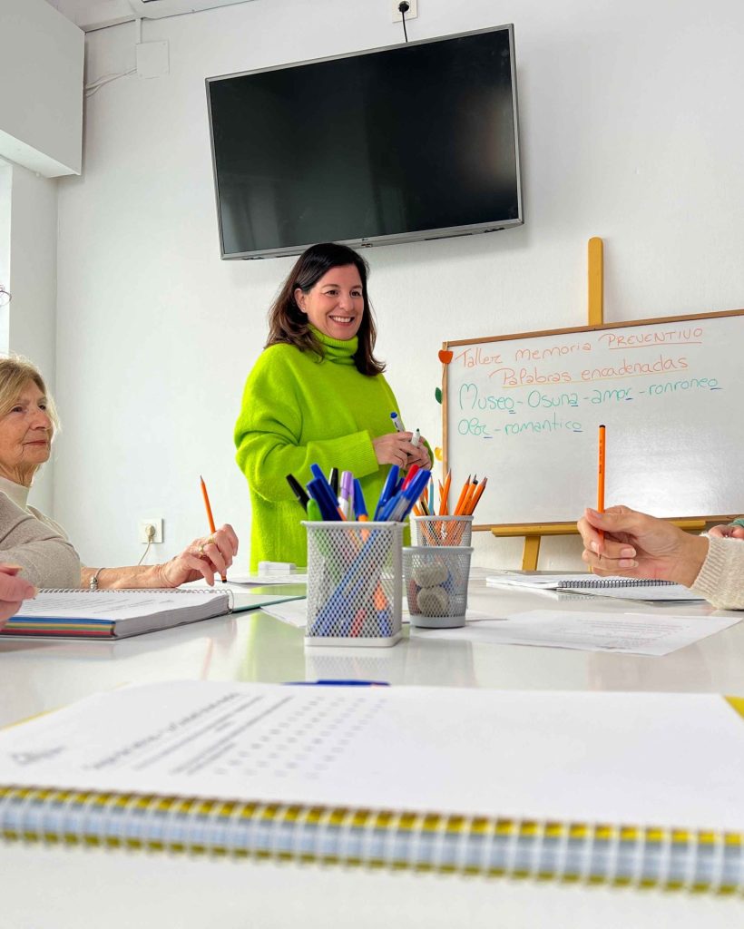 Terapia creativa Centro Social Alba San Pedro Alcántara bienestar mayores