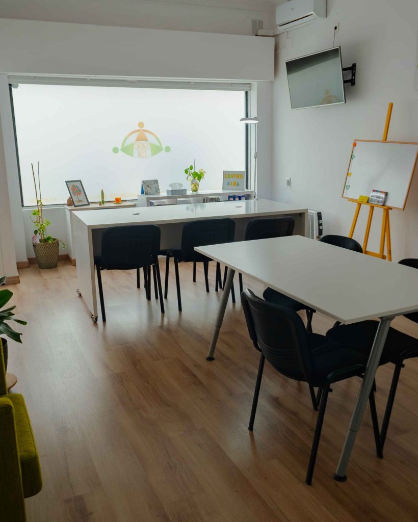 Sala actividades Centro Social Alba San Pedro Alcántara estimulación cognitiva